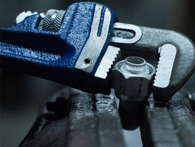 tools_0002_closeup-shot-pipe-wrench-screwing-nut