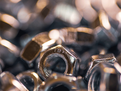 tornillos_0001_metal-chrome-nuts-chaotic-order-industrial-background